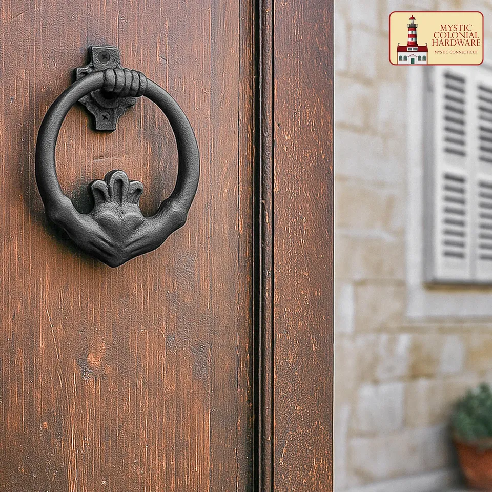 Mystic Colonial Hardware batacchio Claddagh ghisa nero